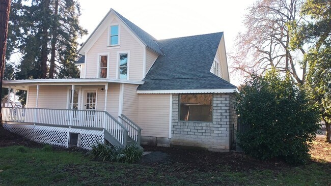 Building Photo - 6+ Bdrm Home Built 1895.  Close In.  With Pastures.