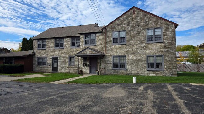 Primary Photo - Large 2 Bedroom Upper Apartment in Menasha WI