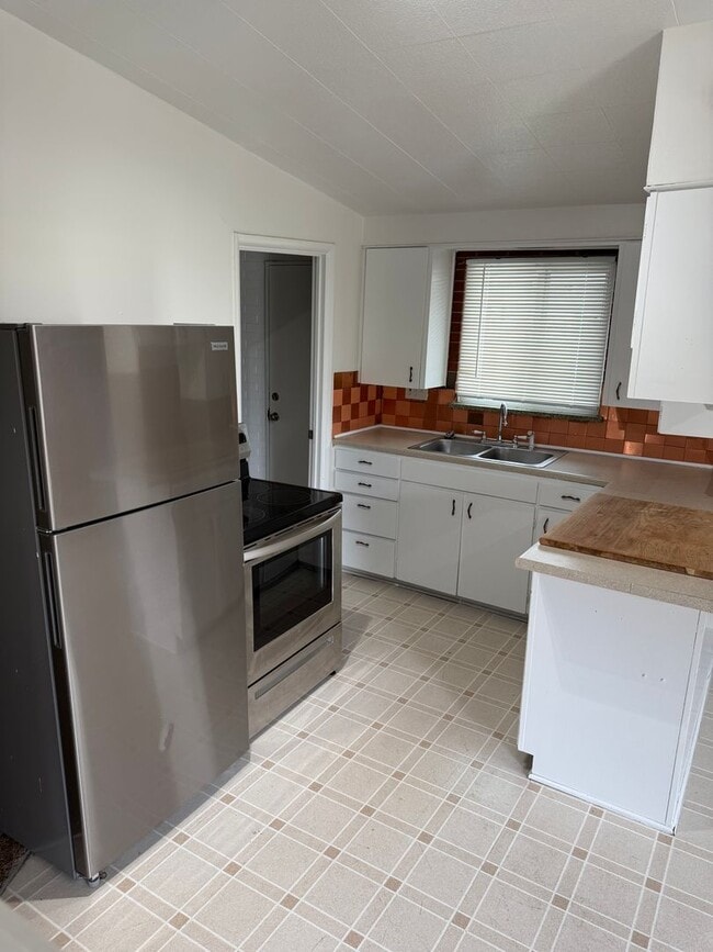Building Photo - Spacious 2 Bedroom Lakewood Duplex