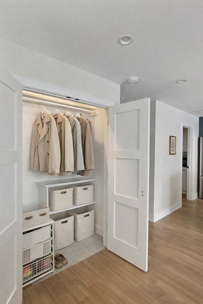 Building Photo - 5245 W Ardmore Ave