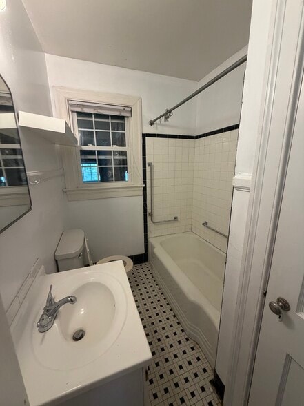 full bathroom - 905 Rountree Ave