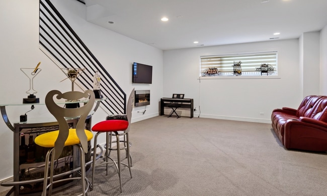 Building Photo - 2050 N Hamlin Ave