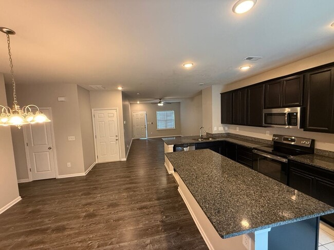 Building Photo - Beautiful Townhome in the steel creek area!