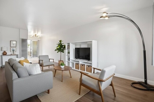 Building Photo - 4055 Rosecrans Ave