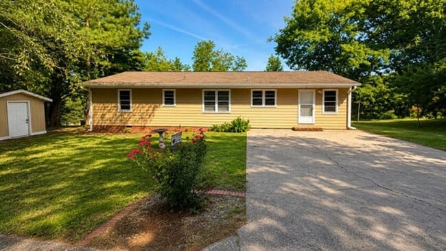 Building Photo - 3005 Pine Dr NE
