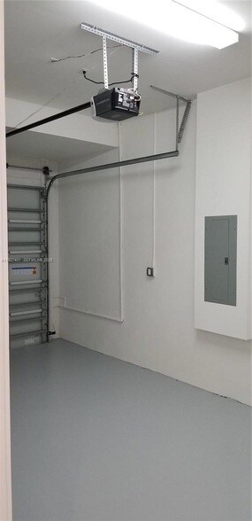 Building Photo - 10429 SW 118th Ave