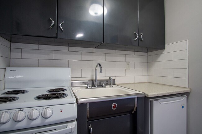 Building Photo - John's Landing: Mid-Century Studio w/ Walk-Through Closet!