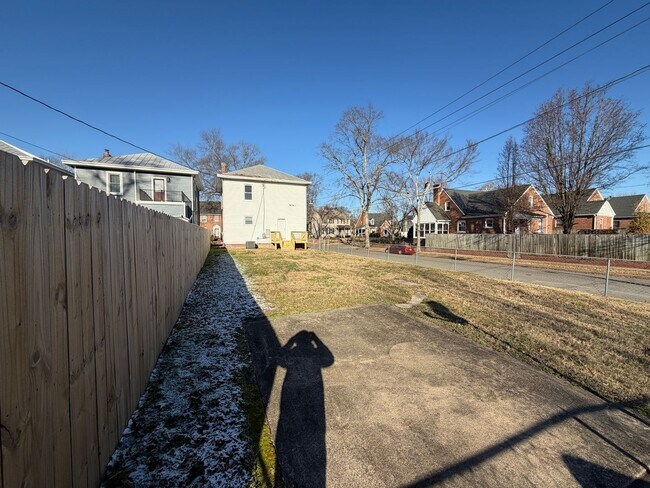 Building Photo - Beautifully Renovated 4bdrm/1.5bth Home Located in Richmond's Northside!!