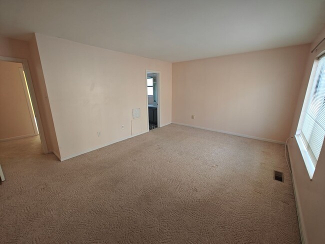 Building Photo - Multi unit townhome