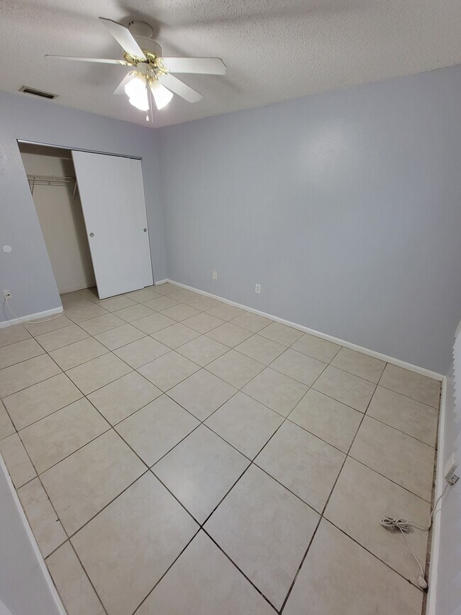 Building Photo - 4846 Royal Palm Ave