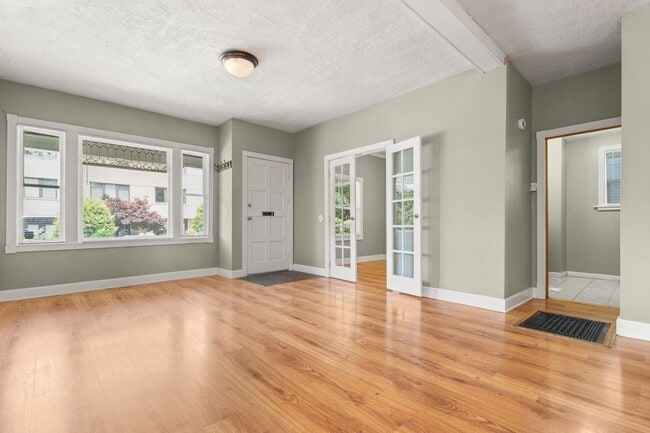 Building Photo - Spacious 3 bedroom, 1 Bath House in Inner SE Portland - Everything Right at Your Doorstep!