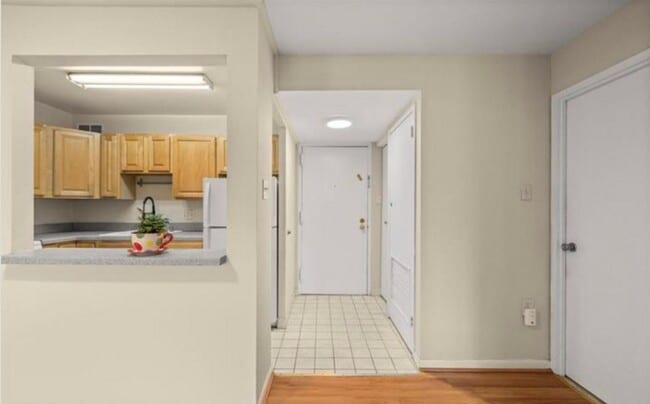 Building Photo - Bright And Luxurious 1 Bed 1 Bath Condo In Amenity-filled Woodlake Towers