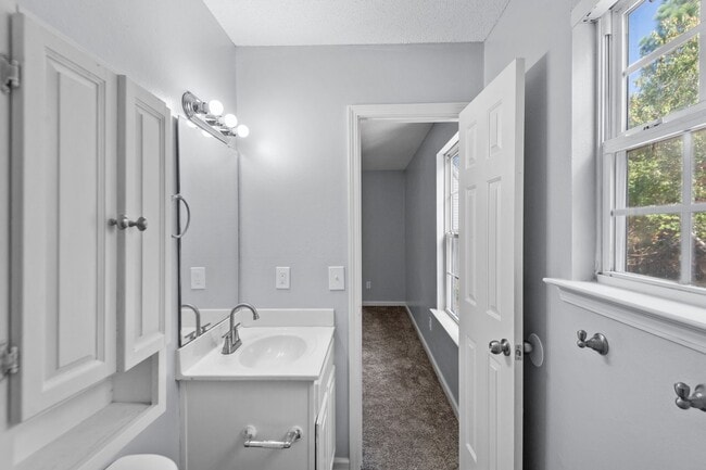 Building Photo - Beautiful 3 bedroom HOME