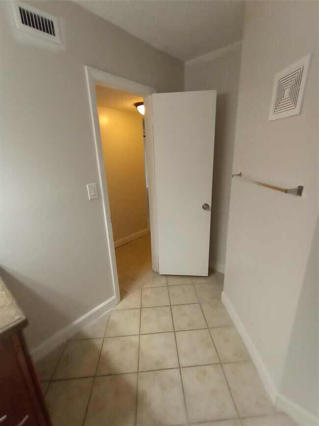 Building Photo - 751 Lyons Rd