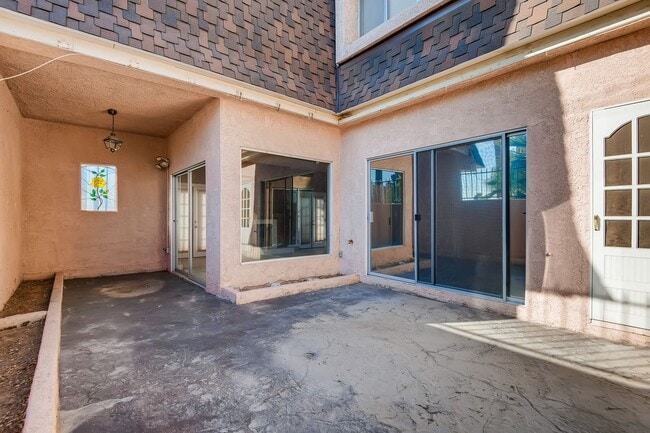 Building Photo - Immaculate 2 bedroom condo with all the ap...
