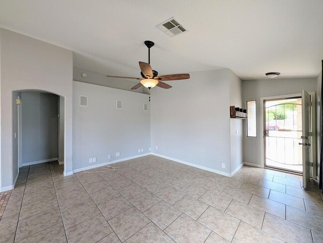 Building Photo - 15746 W Elm St