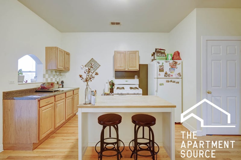 Building Photo - 882 N Marshfield Ave