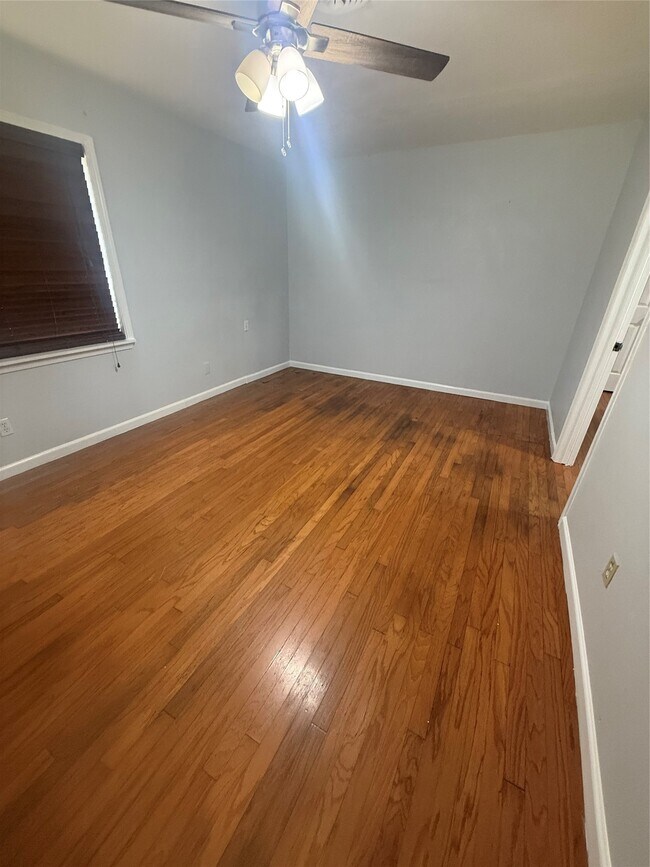 Building Photo - 12 Willow Ln