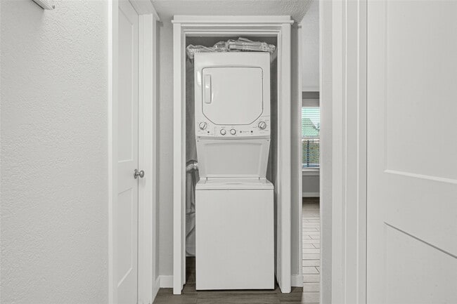 Building Photo - 107 E Willowick Ave