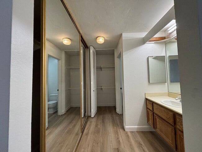 Building Photo - Spacious Updated Bonita Condo