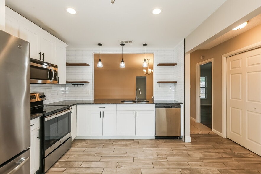 Building Photo - 3039 Annadale Cir