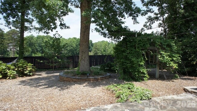 Building Photo - 4400 Woods End Ln