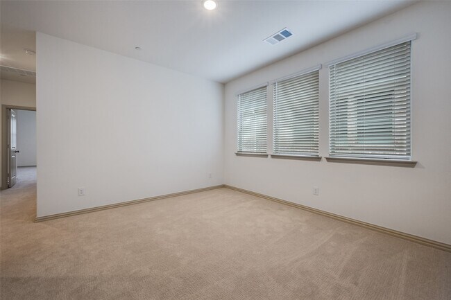 Building Photo - 512 Parkside Dr