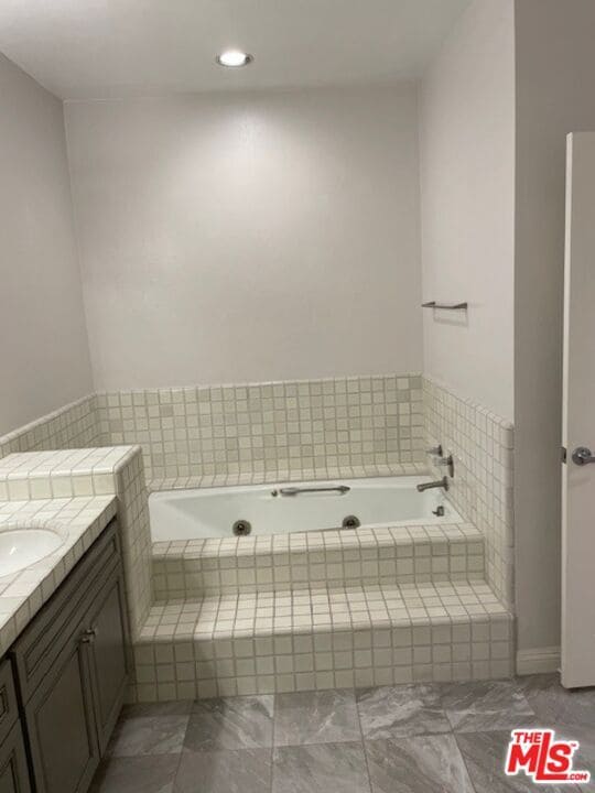 Building Photo - 4338 Redwood Ave