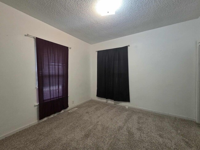 Building Photo - Spacious Home with large back yard!