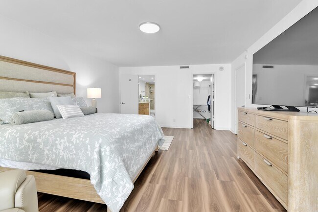 Building Photo - 1167 Hillsboro Mile