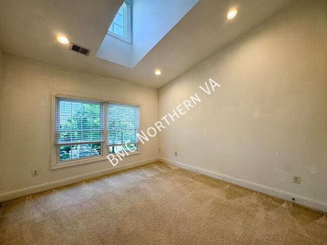 Building Photo - 3091 McKinnon Way