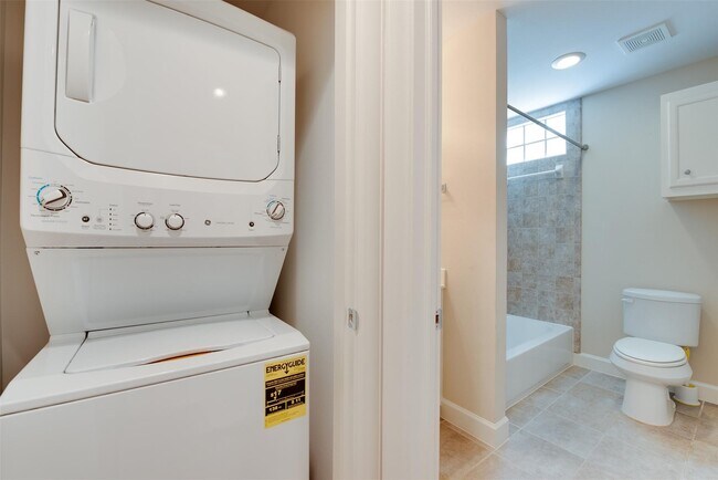 Building Photo - 5941 S Loop E