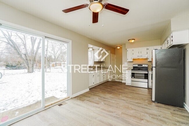 Building Photo - REDUCED!