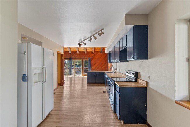 Building Photo - 6200 Pine Hollow Dr