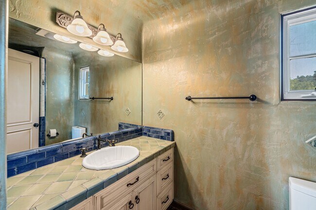 Building Photo - 1809 Palos Verdes Dr W