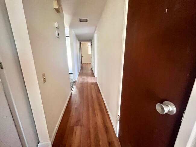 Building Photo - Charming 2-bedroom, 1-bath duplex with a yard