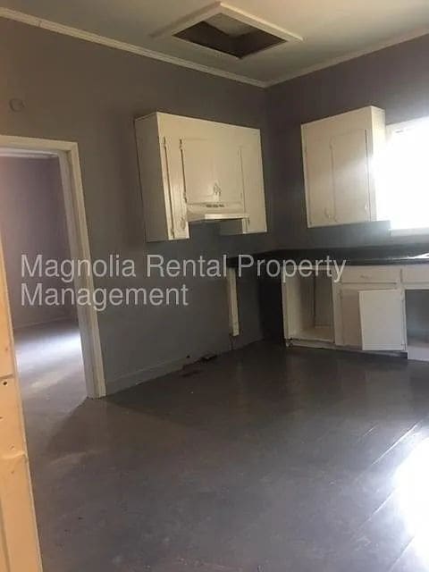 Building Photo - "Charming 2-Bedroom Gem in Greenville – Your Perfect Cozy Retreat!"