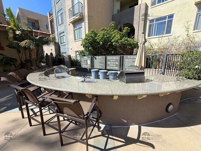 Building Photo - Top Floor 2BD/2BA Condo