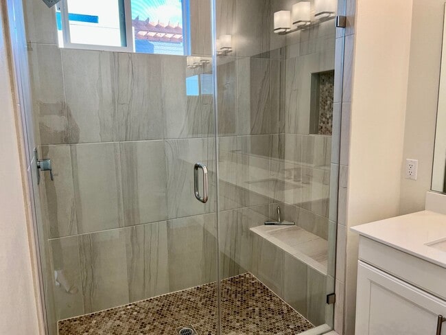 Building Photo - Exclusive Executive Condo in the Heart of ...