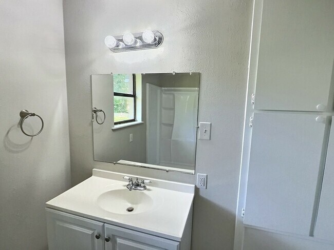 Building Photo - 111 E Doris Dr