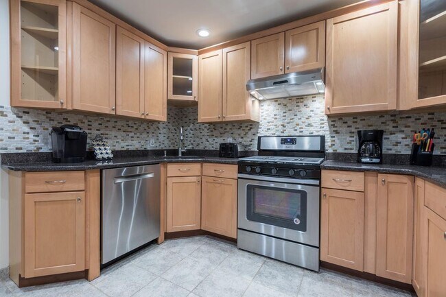 Building Photo - 366 Monmouth St