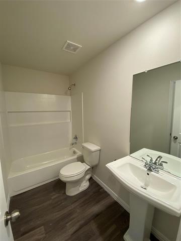 Building Photo - 104 Holiday Dr