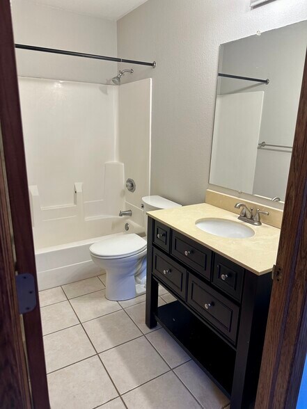 Building Photo - E1592 Raymond Dr