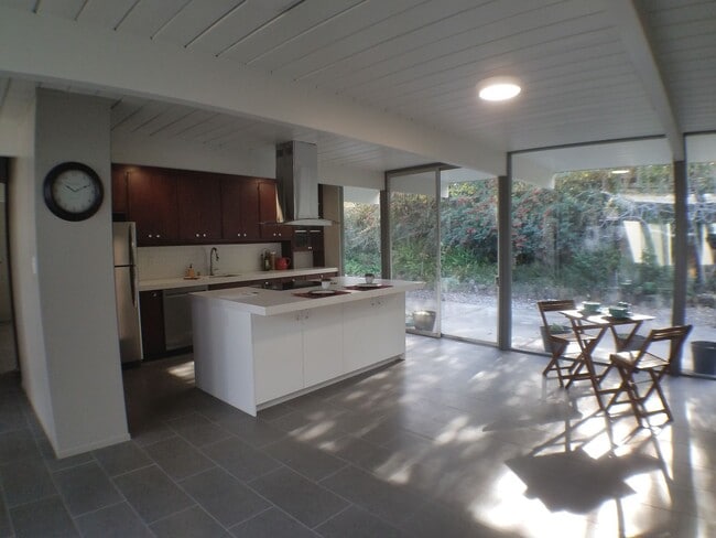 Building Photo - Eichler home near downtown Walnut Creek