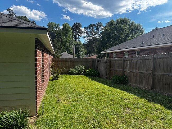 Building Photo - 3 bed 2 bath House