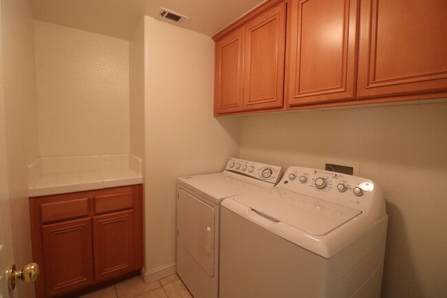 Building Photo - Great Shared Space For Rent