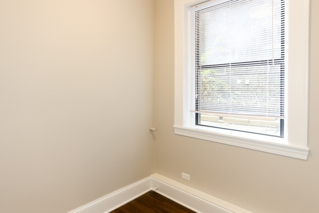 Building Photo - 817 W Lakeside Pl