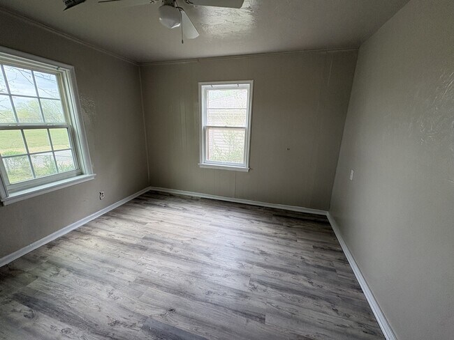 Building Photo - 240 East 30th St N