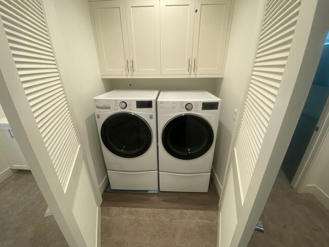 Building Photo - Modern Condo Living in the Heart of Alameda – Prime Location!