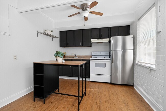 Building Photo - Charming One Bedroom Apartment In The Heart of Plaza Midwood!